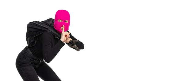 Portrét mladé anonymní osoby v černém obleku a balaklávě izolované na bílém pozadí. Koncept umění, módy, protiterorizmu — Stock fotografie
