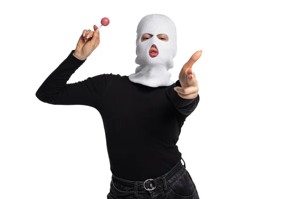 Retrato de jovem anônimo vestindo roupa preta e balaclava isolado no fundo branco. Conceito de arte, moda, anti-terror — Fotografia de Stock