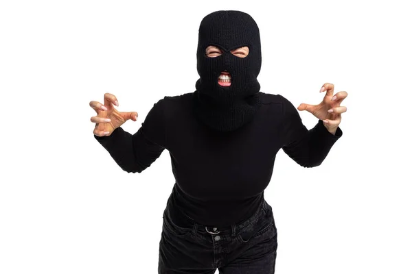 Πορτρέτο του νεαρού ανώνυμου ατόμου φορώντας μαύρα ρούχα και balaclava απομονώνονται σε λευκό φόντο. Έννοια της τέχνης, της μόδας, αντι-τρομοκρατίας — Φωτογραφία Αρχείου