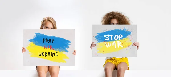 Schluss mit dem Krieg. Konzeptcollage mit Teenie-Mädchen, die ein Stop-War-Plakat isoliert vor grauem Hintergrund zeigen. Frieden in der Welt, Unterstützung der Ukraine. — Stockfoto