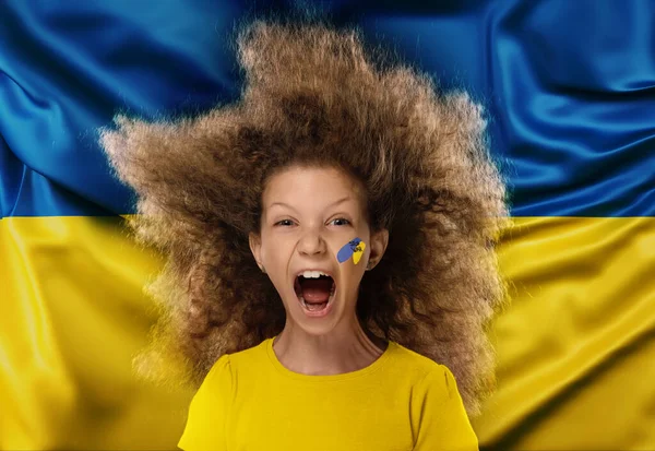 Концептуальний колаж з переляканою маленькою дівчинкою, дитина кричить ізольовано на фоні прапора України. Концепція миру в Україні, без війни, врятувати дітей — стокове фото