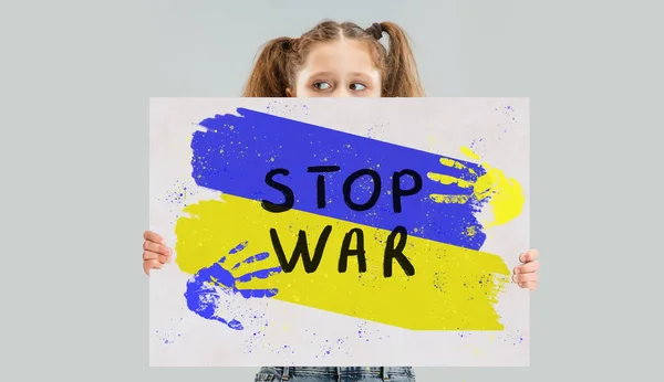 灰色の背景に隔離されたストップ戦争のポスターを示す10代の少女との概念的なコラージュ。世界の平和、ウクライナを支援する. — ストック写真