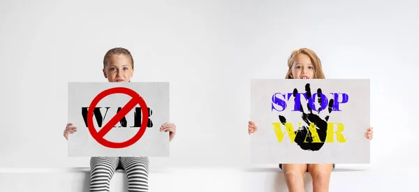 Konzeptionelle Collage mit einem kleinen Mädchen, das ein Stop-War-Plakat isoliert vor grauem Hintergrund zeigt. Frieden in der Welt, Unterstützung der Ukraine. — Stockfoto