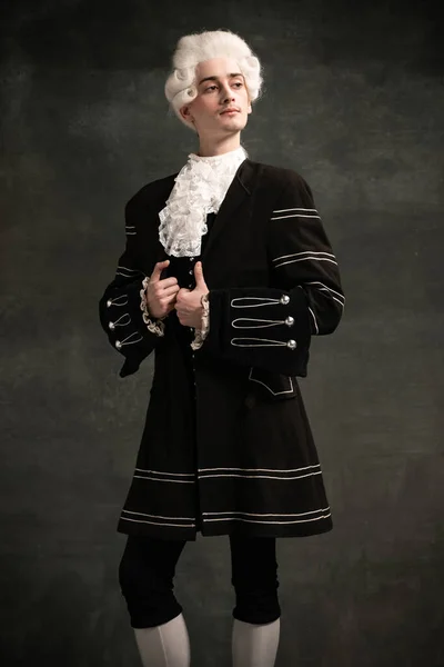 Fiatal férfi Amadeus Mozart képére, középkori személy elszigetelve sötétzöld szüreti háttérrel. Retro stílus, a korszakok fogalmának összehasonlítása. — Stock Fotó