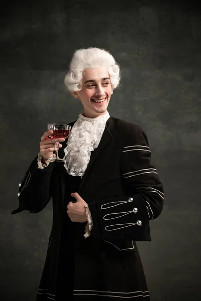 Joven en imagen de Amadeus Mozart, persona medieval aislada sobre fondo verde oscuro vintage. Estilo retro, comparación de conceptos de eras. — Foto de Stock