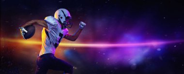 Stadyumda hareketli spor ekipmanlarıyla gezen Amerikalı erkek futbolcunun karanlık arka planda karışık neon ışıkla dinamik portresi. Kolaj, poster