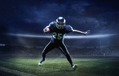 Stadyumdaki spor ekipmanlarında erkek Amerikan futbolcuyla kolaj. Aksiyon, aktivite, spor hayatı konsepti. İlan, poster, tasarım.