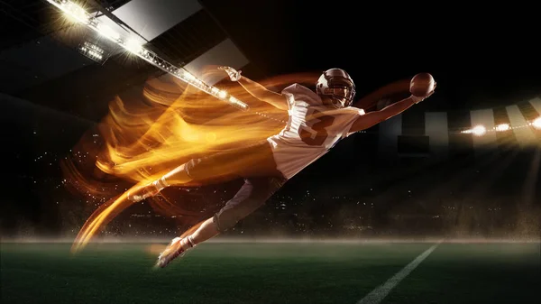 Retrato dinâmico de jogador de futebol americano masculino em equipamentos esportivos no estádio em movimento em fundo escuro com luz de néon mista. Colagem, cartaz — Fotografia de Stock
