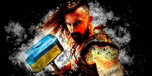 勇敢で勇気のある男との概念的なコラージュ、ウクライナの旗の青黄色の色で描かれた巨大なハンマーと戦士. — ストック写真