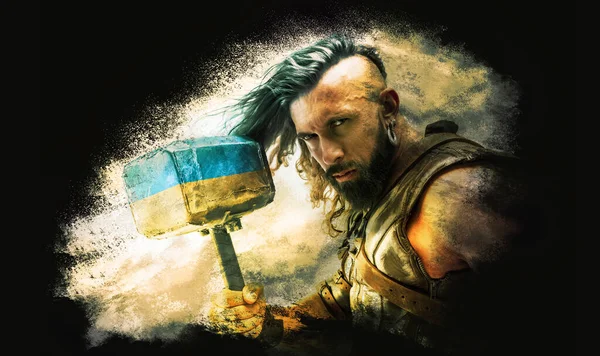 Colagem conceitual com corajoso, homem corajoso, guerreiro com enorme martelo pintado em cores azul-amarelas da bandeira ucraniana. — Fotografia de Stock