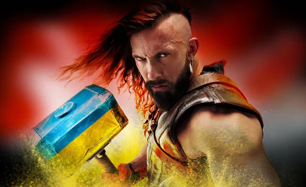 Retrato de homem corajoso, corajoso, guerreiro com enorme martelo pintado em cores azul-amarelas da bandeira ucraniana. Colagem conceitual — Fotografia de Stock