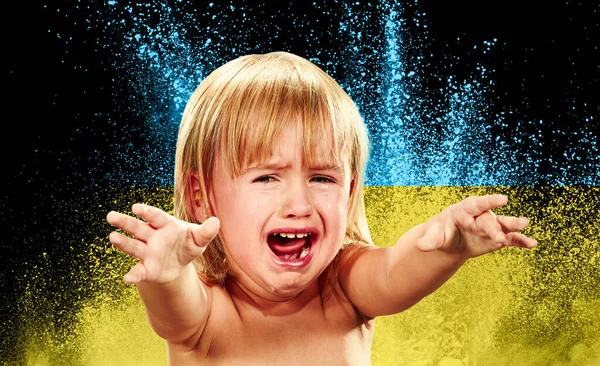 Collage conceptuel avec des cris de gamin pleurant, demandant de l'aide isolée sur des couleurs bleues et jaunes de fond de drapeau ukrainien. Arrêtez la guerre, sauvez les enfants — Photo