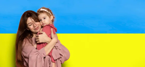 Ulotka z młodą kobietą, matka z córeczką, córka odizolowana na tle niebiesko-żółtej ukraińskiej flagi. Przerwać wojnę. — Zdjęcie stockowe