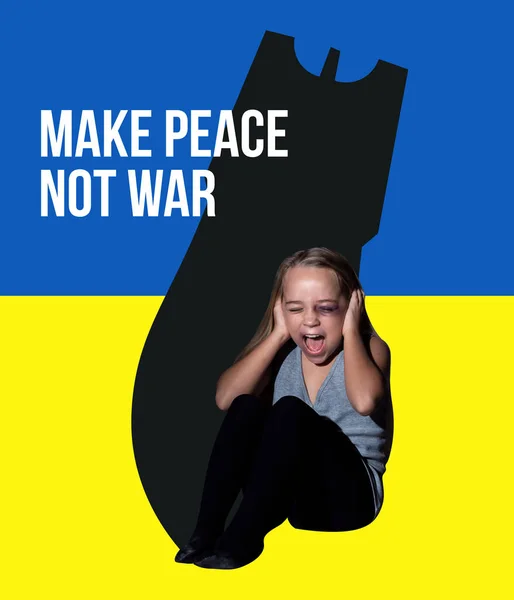 青い旗と黄色の旗の背景の上に隔離された恐怖の中で耳を覆う子供を怖がらせる女の子の概念的なデザイン — ストック写真