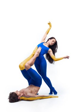 Çağdaş sanat balesi, dans. Esnek erkek ve kadın Ukrayna bayrağının mavi ve sarı renkleriyle boyanmış. Duygular, duygular kavramı