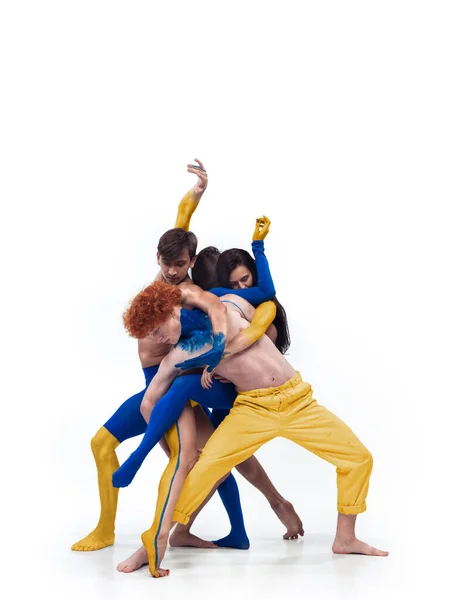 O grupo de bailarinos modernos. Ballet de arte contemporânea. Jovens homens e mulheres pintadas nas cores azul e amarelo da bandeira ucraniana — Fotografia de Stock