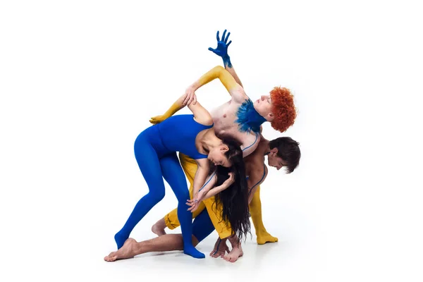 Modern bale dansçıları grubu. Çağdaş sanat balesi. Ukrayna bayrağının mavi ve sarı renkleriyle boyanmış genç erkekler ve kadınlar — Stok fotoğraf