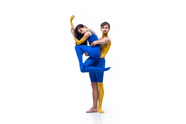 Ballet de arte contemporáneo, danza. Hombre y mujer joven y flexible pintado en colores azul y amarillo de la bandera de Ucrania. Concepto de sentimientos, emociones — Foto de Stock