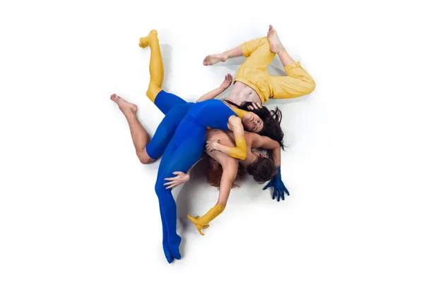 Defende a Ucrânia. O grupo de bailarinos modernos. Ballet de arte contemporânea. Jovens homens e mulheres pintadas nas cores azul e amarelo da bandeira ucraniana — Fotografia de Stock