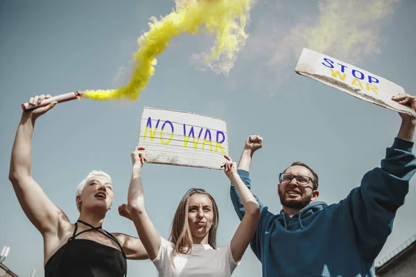Grupo de jovens com cartazes que vão se reunir, greve contra a guerra na Ucrânia e invasão russa. Conceito de direitos humanos, liberdade, paz — Fotografia de Stock