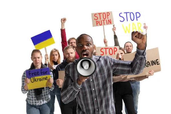 포스터를 든 젊은 그룹들 이 집회에 가고, 우크라이나와 러시아의 침략에 맞서 싸우고 있습니다. 인권, 자유, 평화에 대한 개념 — 스톡 사진