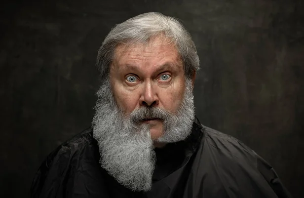 Imagen compuesta hecha de retrato de un hombre mayor de barba gris sorprendido mirando la cámara aislada sobre un fondo vintage oscuro. — Foto de Stock