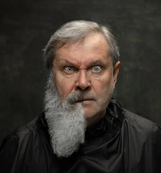 Collage hecho de retrato de un hombre mayor de barba gris serio mirando a la cámara aislada sobre un fondo vintage oscuro. Moda, concepto de belleza — Foto de Stock