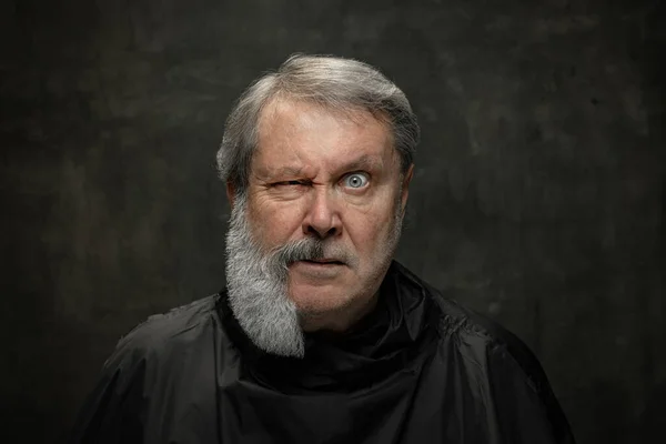 Colagem feita de retrato de homem idoso de barba cinza sério olhando para a câmera isolada no fundo escuro do vintage. Moda, conceito de beleza — Fotografia de Stock