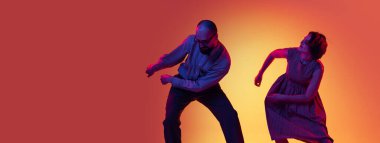 Heyecanlı erkek ve kadın portresi, eski moda kıyafetlerle dans eden bir çift dansçı. Gradyan sarı ve mor arka planda izole edilmiş lindy hop dansı. El ilanı