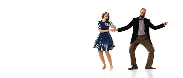 Ulotka z parą tancerzy, młody mężczyzna i kobieta w klasycznym stylu retro stroje taniec lindy hop taniec izolowany na białym tle. Ponadczasowe tradycje, lata 60., styl mody lat 70.. — Zdjęcie stockowe