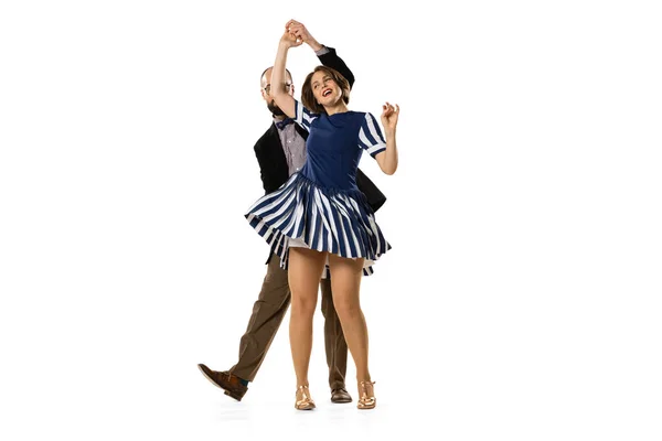 Glad ung man och kvinna i vintage retro stil outfits dans lindy hop dans isolerad på vit bakgrund. Tidlösa traditioner, 60-tal, 70-tals mode stil. — Stockfoto