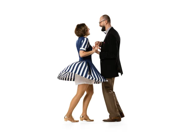 Pár tanečníků, mladý muž a žena v retro stylu taneční swingový tanec izolované na bílém pozadí. Nadčasové tradice, módní styl 60. a 70. let. — Stock fotografie