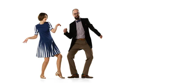 Flyer. Couple de danseurs, jeune homme et femme dans des tenues de style rétro vintage danse swing danse isolée sur fond blanc. Traditions intemporelles, style mode des années 60, 70. — Photo