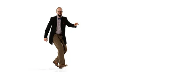 Studioaufnahme eines emotionalen jungen Mannes in Retro-Kleidung, Vintage-Outfit beim Tanzen von Lindy Hop Dance auf weißem Hintergrund. — Stockfoto