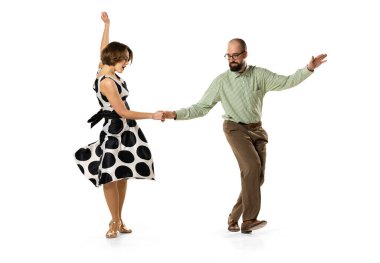 Beyaz arka planda izole bir şekilde dans eden eski moda dans kıyafetleri içinde dans eden birkaç dansçının dinamik portresi. Sanat kavramı, eylem, hareket