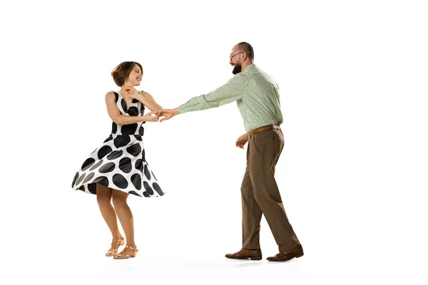 Dynamiczny portret pary tancerzy w klasycznym stylu retro stroje taniec lindy hop taniec izolowany na białym tle. Koncepcja sztuki, działania, ruchu — Zdjęcie stockowe