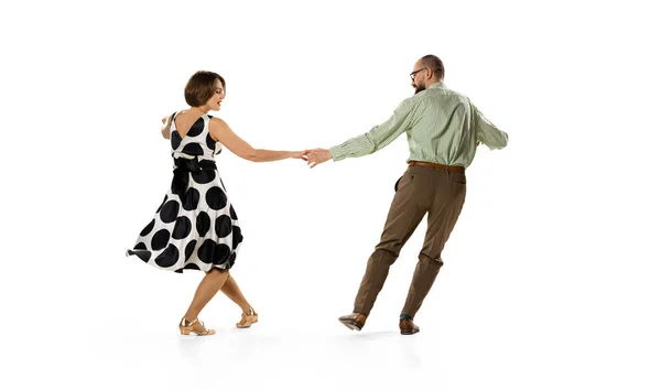 Retrato dinámico de un par de bailarines en trajes de estilo retro vintage bailando danza lindy hop aislada sobre fondo blanco. Concepto de arte, acción, movimiento — Foto de Stock