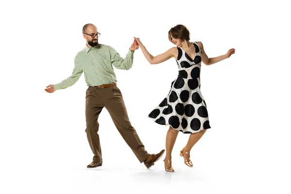 Retrato dinâmico de dois dançarinos em trajes vintage estilo retro dançando dança lindy hop isolado no fundo branco. Conceito de arte, ação, movimento — Fotografia de Stock