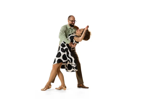 Dynamický portrét páru tanečníků v retro retro šatech tančících lindy hop dance izolovaných na bílém pozadí. Pojem umění, akce, pohyb — Stock fotografie