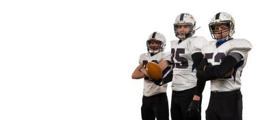 Spor üniformalı ve kasklı üç profesyonel Amerikan futbolcusunun portresi beyaz arka planda izole edilmiş poz veriyor..