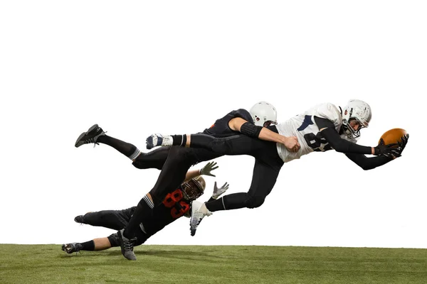 Due giocatori di calcio americani di sesso maschile che giocano durante la partita sportiva sul pavimento d'erba isolato su sfondo bianco. Concetto di sport, sfide, obiettivi, forza. Manifesto, striscione per annuncio — Foto Stock