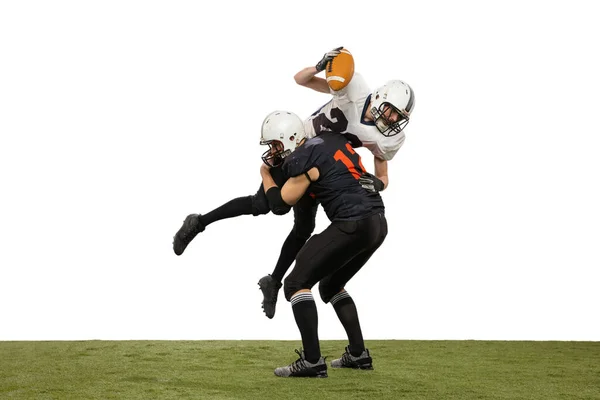 Zwei männliche American-Football-Spieler spielen während eines Sportspiels auf dem Rasenboden isoliert auf weißem Hintergrund. Konzept des Sports, Herausforderungen, Ziele, Stärke. Plakat, Banner für Werbung — Stockfoto