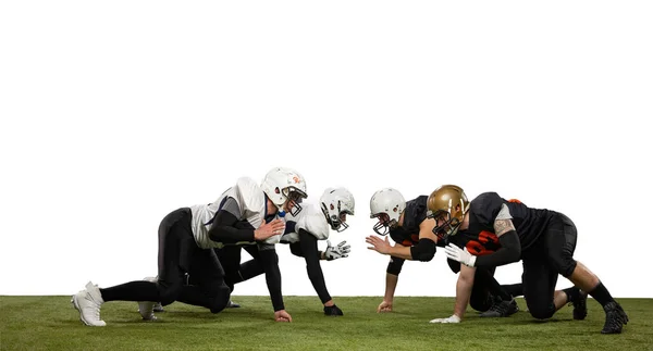 Соперники. Группа молодых спортсменов, профессиональных американских футболистов в спортивной форме и экипировке позируют изолированные на белом фоне. — стоковое фото