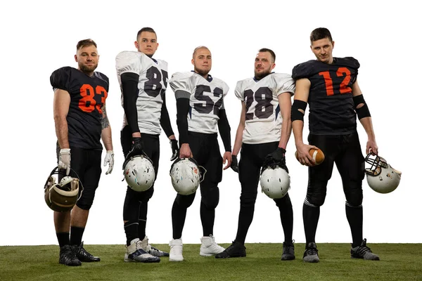 Группа молодых спортсменов, профессиональных американских футболистов в спортивной форме и экипировке позируют изолированные на белом фоне. — стоковое фото