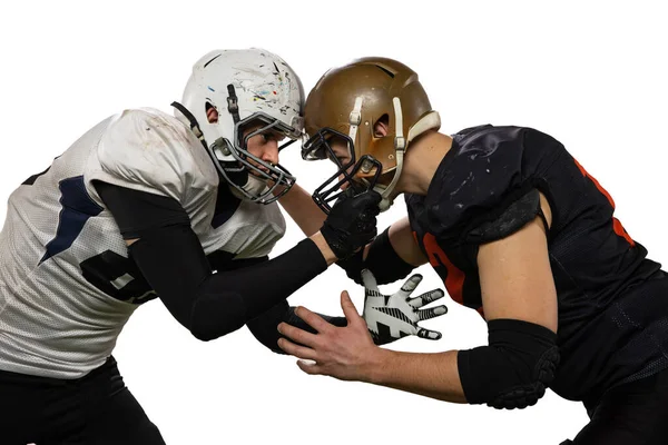 Primer plano de dos jugadores de fútbol americano que luchan por la pelota aislada sobre fondo blanco. Concepto de deporte, desafíos, metas, fuerza. Póster, banner para anuncio — Foto de Stock