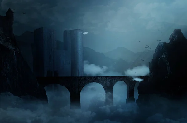 Мост и замок в ночном тумане, дым. Страшная и мистическая тема. Концептуальный фон для вашего дизайна, плакат, объявление. Обои для экрана гаджета — стоковое фото
