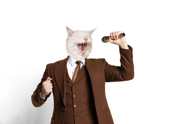 Cantante. Collage d'arte creativa contemporanea con giovane uomo d'affari con testa di gatto. Idee, ispirazione, emozioni. Surrealismo — Foto Stock