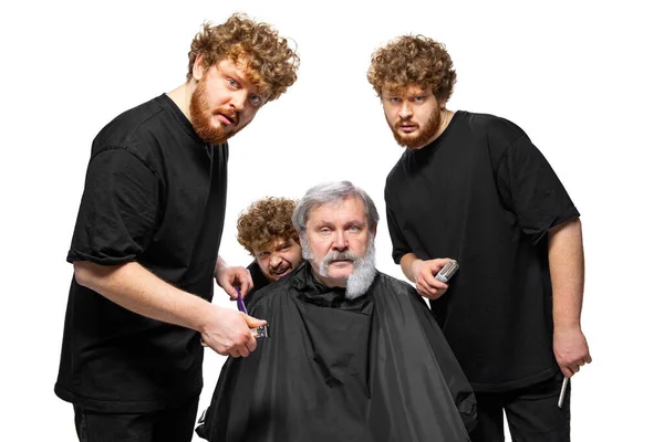 Collage cómico hecho con un joven peluquero pelirrojo haciendo corte de pelo creativo para el hombre mayor. Concepto de estilo, moda, belleza, cambios y diversión — Foto de Stock