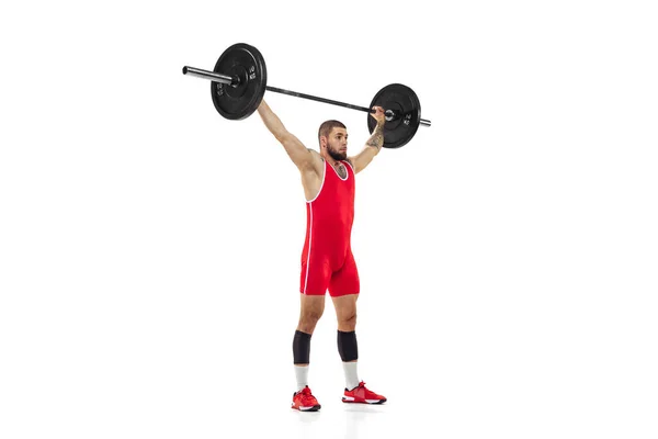 身穿红色运动服的男子的全长肖像,体重减轻,背景为白色.体育、举重、力量、成就概念 — 图库照片