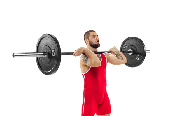 Halve lengte portret van de mens in rode sportkleding oefenen met een gewicht geïsoleerd op witte achtergrond. Sport, gewichtheffen, kracht, prestaties concept — Stockfoto